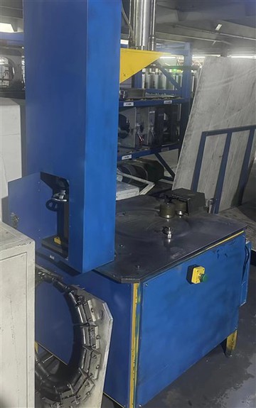 Jednohlavý vertikální dopřádací stroj